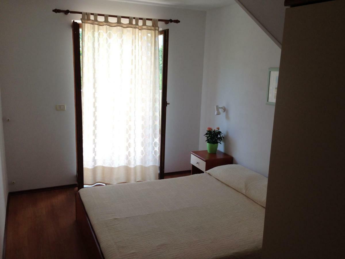 Apartment Leo Ровин Екстериор снимка